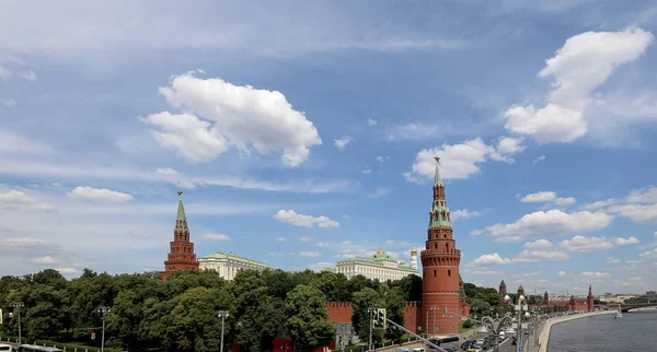 Uitzicht op het Kremlin van Moskou op een zonnige dag, Rusland — Stockfoto