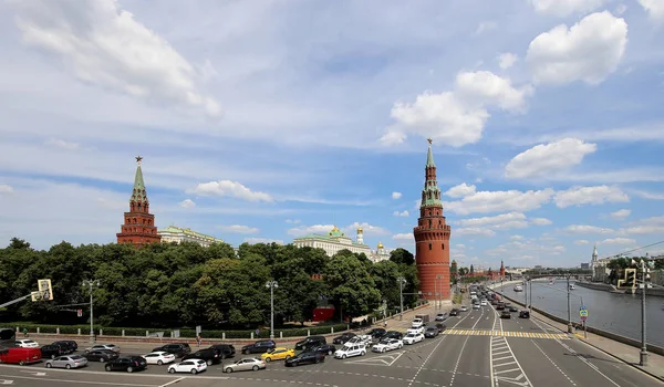 Перегляд Московський кремль сонячний день, Росія — стокове фото