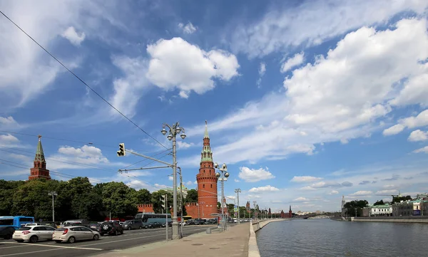 Uitzicht op het Kremlin van Moskou op een zonnige dag, Rusland — Stockfoto