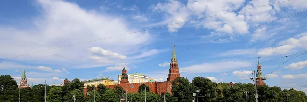 Вид на Московский Кремль в солнечный день, Россия — стоковое фото