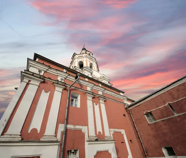 Donskoj kloster. Medeltida ryska kyrkor territorium--kloster var etablerade i 1591 och brukade vara en fästning. Moscow, Ryssland — Stockfoto