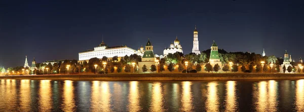 Vista panorámica nocturna del Kremlin, Moscú, Rusia- la vista más popular de Moscú — Foto de Stock