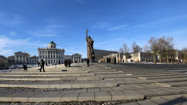 Памятник Святому Князю Владимиру Великому на Боровицкой площади в Москве возле Кремля, Россия. Торжественная церемония открытия состоялась 4 ноября 2016 года — стоковое фото