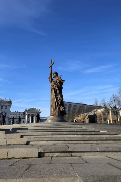 Denkmal für den heiligen Fürsten Wladimir den Großen auf dem Borowizkaja-Platz in Moskau in der Nähe des Kreml, Russland. die Eröffnungsfeier fand am 4. November 2016 statt — Stockfoto