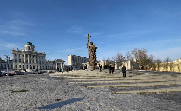 Emlékmű a Szent herceg i. Vlagyimir fejedelem Borovitskaya téren Moszkva közelében a Kreml, Oroszország. A megnyitó ünnepségen került sor November 4, 2016-ban — Stock Fotó