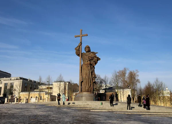 Monumento ao Santo Príncipe Vladimir o Grande na Praça Borovitskaya em Moscou perto do Kremlin, Rússia. A cerimônia de abertura ocorreu em 4 de novembro de 2016 — Fotografia de Stock