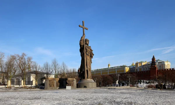 Monument voor de Heilige Prins Vladimir de grote op het Borovitskaya plein in Moskou in de buurt van het Kremlin, Rusland. De openingsceremonie vond plaats op 4 November 2016 — Stockfoto