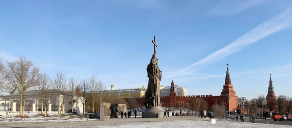 Monument till heliga Prince Vladimir stort på Borovitskaya torget i Moskva nära Kreml, Ryssland. Invigningen ägde rum den 4 November 2016 — Stockfoto