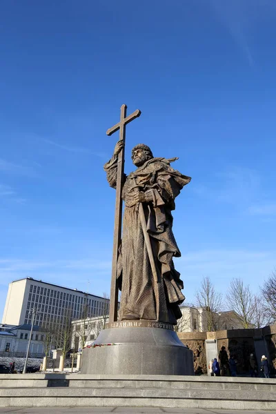 圣王子弗拉基米尔在莫斯科克里姆林宫，俄罗斯附近的 Borovitskaya 广场上伟大的纪念碑。开幕式发生在 2016 年 11 月 4 日 — 图库照片