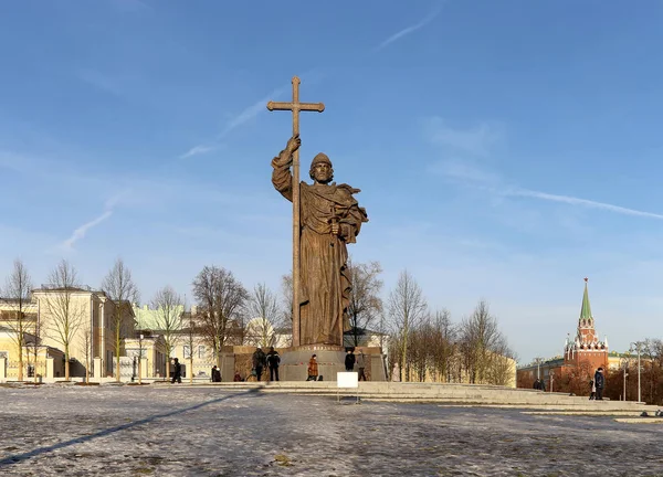 Пам'ятник Святого князя Володимира Великого на Боровицкая площі в Москві біля Кремля, Росія. Церемонія відкриття відбулася 4 листопада 2016 — стокове фото