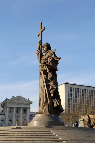 Pomnik Świętego Księcia Włodzimierza i wielkiego, na placu Borovitskaya w Moskwie, w pobliżu Kremla, Rosja. Ceremonia otwarcia odbyła się 4 listopada 2016 — Zdjęcie stockowe