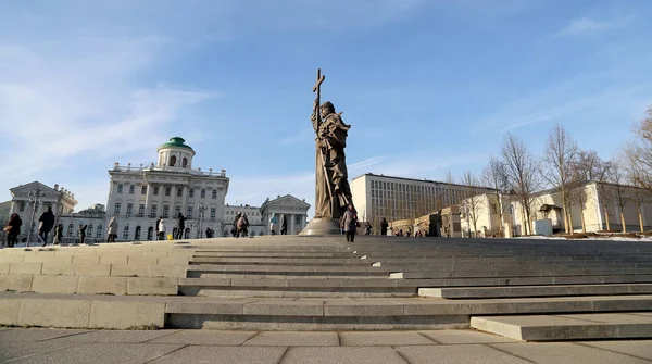 Emlékmű a Szent herceg i. Vlagyimir fejedelem Borovitskaya téren Moszkva közelében a Kreml, Oroszország. A megnyitó ünnepségen került sor November 4, 2016-ban — Stock Fotó