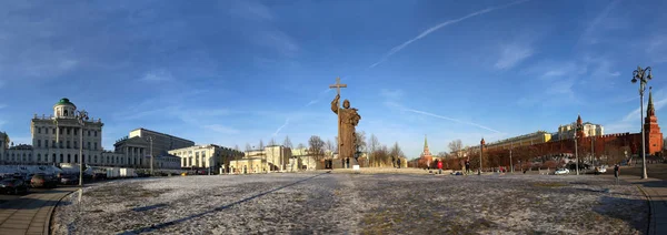 Denkmal für den heiligen Fürsten Wladimir den Großen auf dem Borowizkaja-Platz in Moskau in der Nähe des Kreml, Russland. die Eröffnungsfeier fand am 4. November 2016 statt — Stockfoto