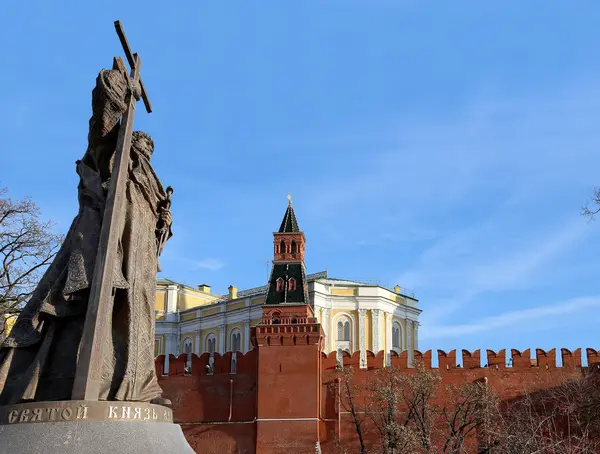 Monument till heliga Prince Vladimir stort på Borovitskaya torget i Moskva nära Kreml, Ryssland. Invigningen ägde rum den 4 November 2016 — Stockfoto