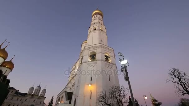Ιβάν το μεγάλο καμπαναριό συγκρότημα τη νύχτα. Πλατεία του καθεδρικού ναού, στο εσωτερικό του Κρεμλίνου Μόσχας, Ρωσία. Μνημείο παγκόσμιας κληρονομιάς της UNESCO — Αρχείο Βίντεο