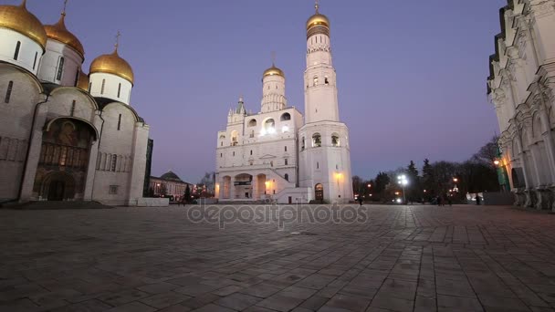 Ivan il Grande complesso campanile di notte. Piazza della Cattedrale, all'interno del Cremlino di Mosca, Russia. Patrimonio Mondiale UNESCO — Video Stock