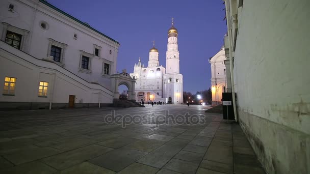 Ivan, o Grande Complexo de Bell Tower à noite. Cathedral Square, Inside of Moscow Kremlin, Rússia. Património Mundial da UNESCO — Vídeo de Stock