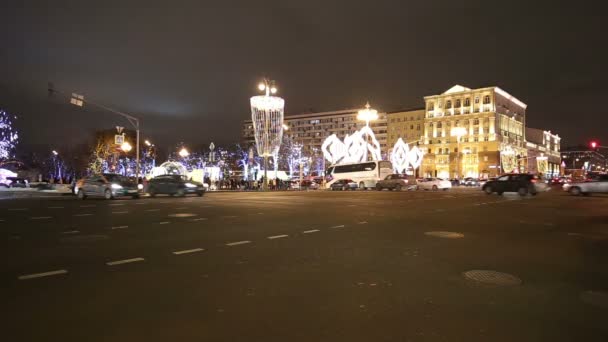 MOSCÚ, RUSIA - 24 DE DICIEMBRE DE 2016: Año Nuevo (Navidad) decoración de iluminación de la ciudad y el tráfico nocturno, calle Tverskaya, Moscú. Rusia — Vídeo de stock