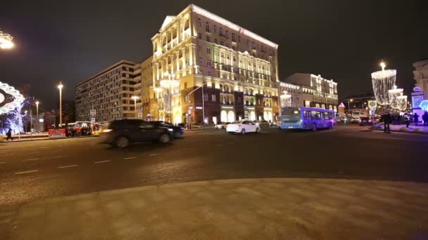 Ano Novo (Natal) decoração de iluminação da cidade e do tráfego noturno, Tverskaya Street, Moscou. Rússia — Vídeo de Stock