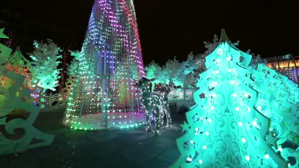 Noche de Navidad Moscú --- Bosque de música en la Plaza Pushkin (Festival "Viaje a la Navidad"), Rusia — Vídeos de Stock