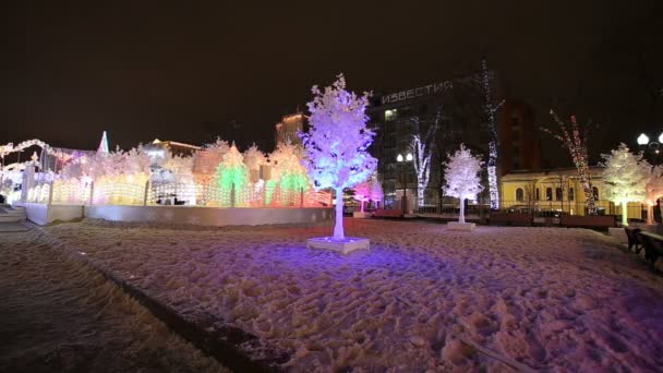 Noche de Navidad Moscú --- Bosque de música en la Plaza Pushkin (Festival "Viaje a la Navidad"), Rusia — Vídeo de stock