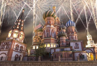 Hendek, Kızıl Meydan, Moskova, Rusya en kutsal Theotokos şefaat Katedrali üzerinde havai fişek   
