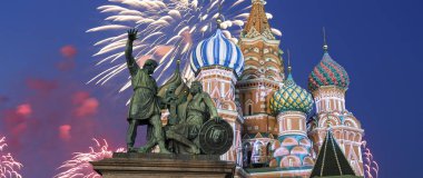 Hendek, Kızıl Meydan, Moskova, Rusya en kutsal Theotokos şefaat Katedrali üzerinde havai fişek   