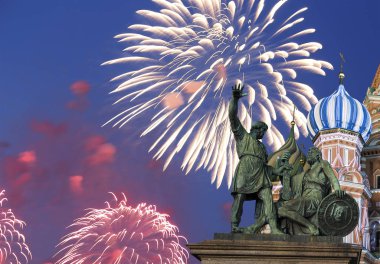 Hendek, Kızıl Meydan, Moskova, Rusya en kutsal Theotokos şefaat Katedrali üzerinde havai fişek   