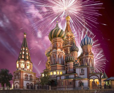 Hendek, Kızıl Meydan, Moskova, Rusya en kutsal Theotokos şefaat Katedrali üzerinde havai fişek   