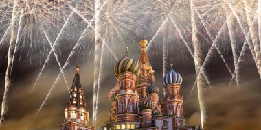 Hendek, Kızıl Meydan, Moskova, Rusya en kutsal Theotokos şefaat Katedrali üzerinde havai fişek   