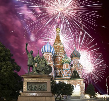 Hendek, Kızıl Meydan, Moskova, Rusya en kutsal Theotokos şefaat Katedrali üzerinde havai fişek   