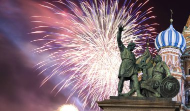 Hendek, Kızıl Meydan, Moskova, Rusya en kutsal Theotokos şefaat Katedrali üzerinde havai fişek   