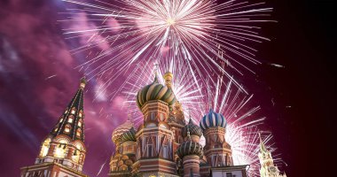 Hendek, Kızıl Meydan, Moskova, Rusya en kutsal Theotokos şefaat Katedrali üzerinde havai fişek   