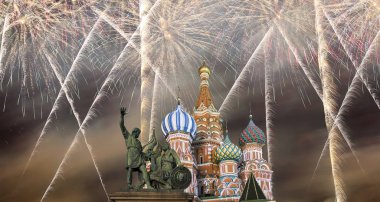 Hendek, Kızıl Meydan, Moskova, Rusya en kutsal Theotokos şefaat Katedrali üzerinde havai fişek   