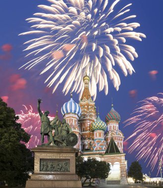 Hendek, Kızıl Meydan, Moskova, Rusya en kutsal Theotokos şefaat Katedrali üzerinde havai fişek   
