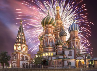 Hendek, Kızıl Meydan, Moskova, Rusya en kutsal Theotokos şefaat Katedrali üzerinde havai fişek   