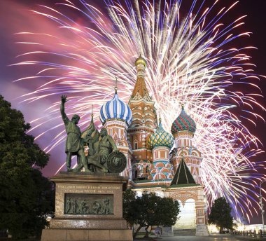 Hendek, Kızıl Meydan, Moskova, Rusya en kutsal Theotokos şefaat Katedrali üzerinde havai fişek   