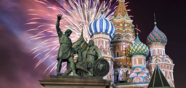 Hendek, Kızıl Meydan, Moskova, Rusya en kutsal Theotokos şefaat Katedrali üzerinde havai fişek   