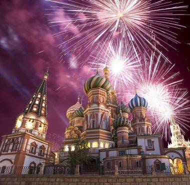 Hendek, Kızıl Meydan, Moskova, Rusya en kutsal Theotokos şefaat Katedrali üzerinde havai fişek   