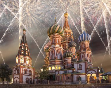 Hendek, Kızıl Meydan, Moskova, Rusya en kutsal Theotokos şefaat Katedrali üzerinde havai fişek   