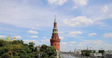 Moskova Kremlin manzarası güneşli bir günde, Rusya... Moskova mimarisi ve simgesi, Moskova şehir manzarası.  