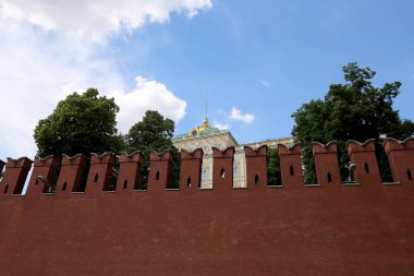 Moskova Kremlin manzarası güneşli bir günde, Rusya... Moskova mimarisi ve simgesi, Moskova şehir manzarası.  