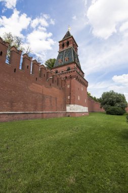 Moskova Kremlin manzarası güneşli bir günde, Rusya... Moskova mimarisi ve simgesi, Moskova şehir manzarası.  
