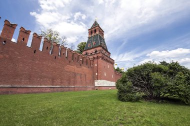 Moskova Kremlin manzarası güneşli bir günde, Rusya... Moskova mimarisi ve simgesi, Moskova şehir manzarası.  