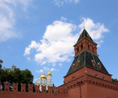 Moskova Kremlin manzarası güneşli bir günde, Rusya... Moskova mimarisi ve simgesi, Moskova şehir manzarası.  
