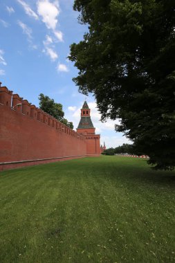 Moskova Kremlin manzarası güneşli bir günde, Rusya... Moskova mimarisi ve simgesi, Moskova şehir manzarası.  
