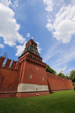 Moskova Kremlin manzarası güneşli bir günde, Rusya... Moskova mimarisi ve simgesi, Moskova şehir manzarası.  