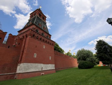 Moskova Kremlin manzarası güneşli bir günde, Rusya... Moskova mimarisi ve simgesi, Moskova şehir manzarası.  