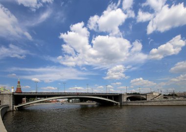 Büyük bir taş (Bolshoy Kamenniy) Köprüsü. Moskova Nehri, Rusya set görüntülemek   