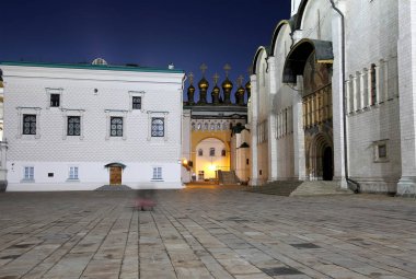 Katedral Meydanı Moskova Kremlin ' içinde geceleri. UNESCO Dünya Miras Listesi 